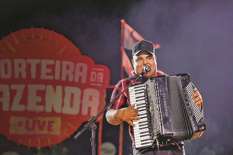 Imagem ilustrativa da imagem Tarcísio do Acordeon é o novo rei do forró e da vaquejada!