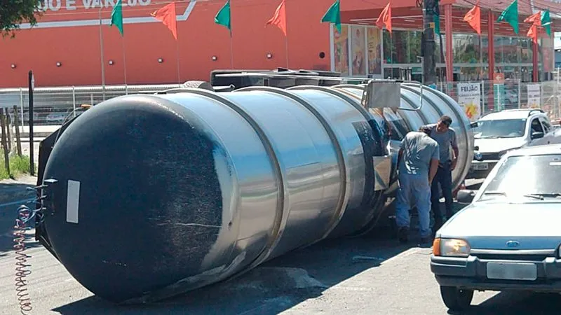 Imagem ilustrativa da imagem Tanque carregado com biodiesel tomba e interdita trecho da BR-101 na Serra
