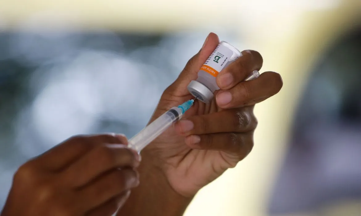 Imagem ilustrativa da imagem Governo do Rio quer comprar 5 milhões de doses de vacina