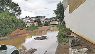 Imagem ilustrativa da imagem Rua alagada há quatro anos