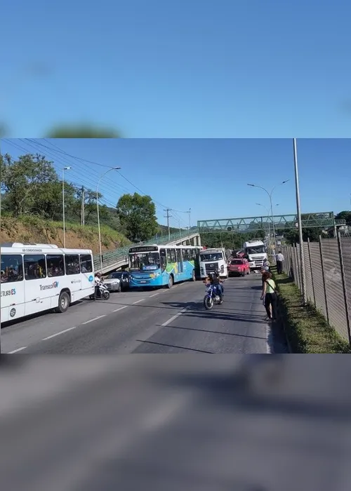 Imagem ilustrativa da imagem Acidente entre quatro veículos interdita a BR-101 por mais de uma hora na Serra