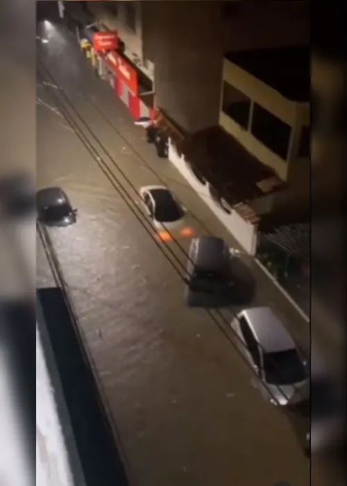Imagem ilustrativa da imagem Carros ficam submersos em rua alagada em Cariacica