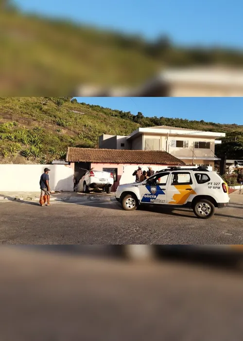 Imagem ilustrativa da imagem Após discussão, camareira sai com o carro do ex e destrói muro de casa em Guarapari