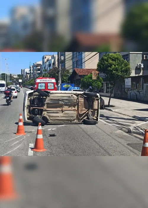 Imagem ilustrativa da imagem Carro capota em cruzamento na orla de Camburi e deixa motorista ferido