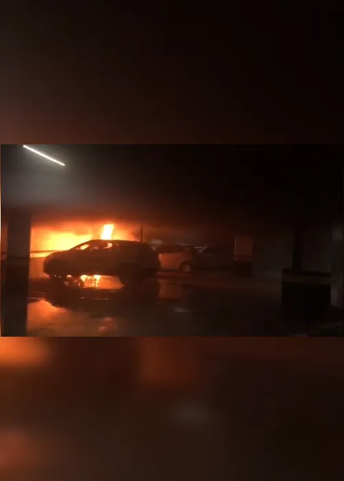 Imagem ilustrativa da imagem Carro pega fogo em garagem de prédio na Praia do Canto