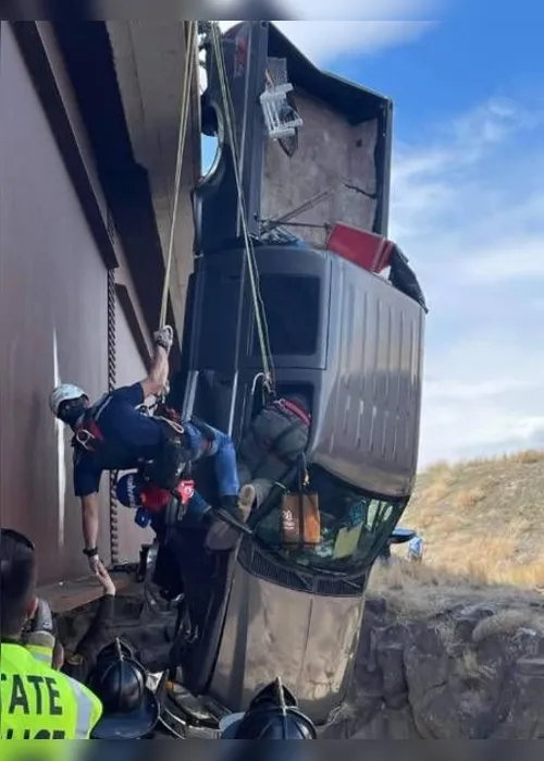 Imagem ilustrativa da imagem Carro fica pendurado em ponte e casal de idosos é resgatado