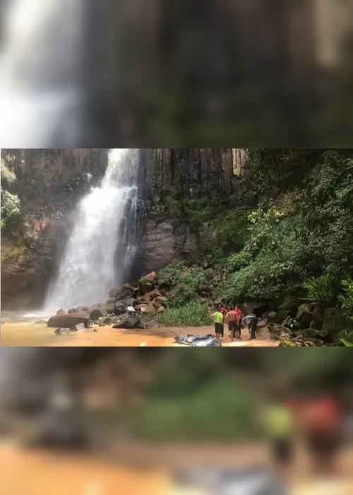 Imagem ilustrativa da imagem Casal de amigos morre após cair de cachoeira