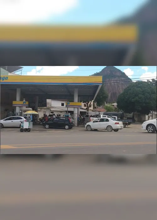 Imagem ilustrativa da imagem VÍDEOS | Com medo de lockdown, moradores fazem fila em postos de gasolina