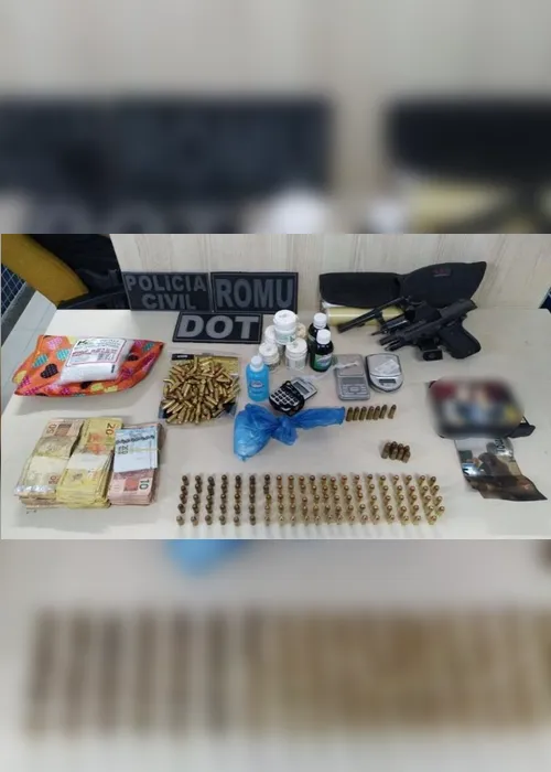 Imagem ilustrativa da imagem Mulher é presa com mais de R$ 14 mil, drogas e armas em casa