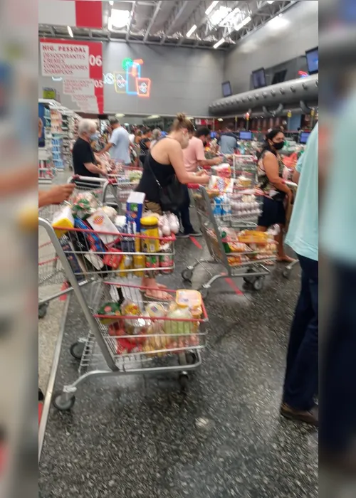 Imagem ilustrativa da imagem Supermercados cheios e com filas do lado de fora após Estado aumentar a quarentena