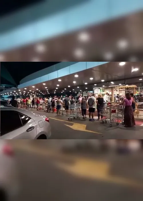 Imagem ilustrativa da imagem Supermercados cheios e com filas do lado de fora após Estado aumentar a quarentena