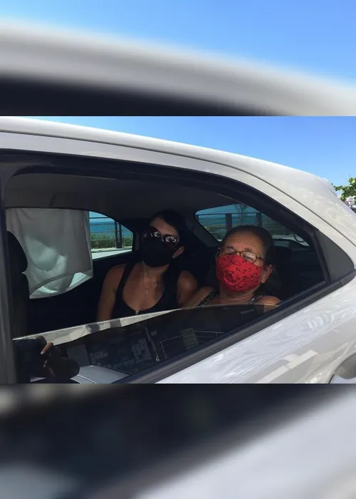 Imagem ilustrativa da imagem Idosos enfrentam fila de mais de 4 km para vacinação em drive-thru em Guarapari