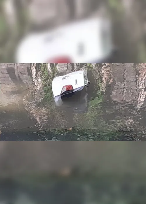 Imagem ilustrativa da imagem Com rua alagada, idoso cai com carro dentro de valão em Itapoã