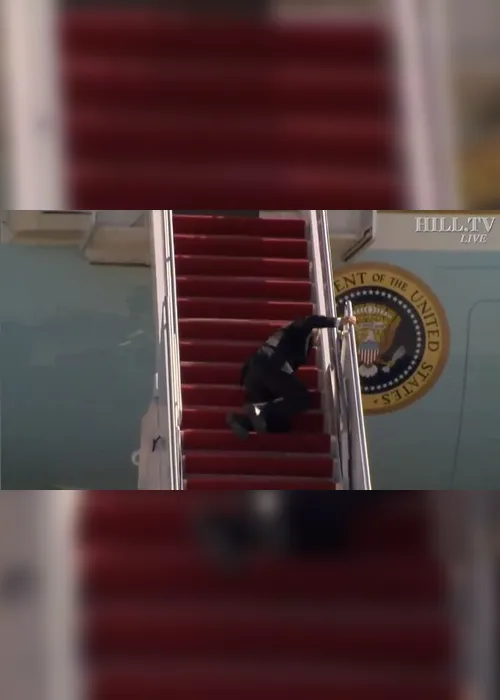 Imagem ilustrativa da imagem Joe Biden tropeça três vezes e cai nas escadas no Air Force 1