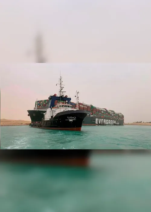 Imagem ilustrativa da imagem Navio de 400 metros de comprimento encalha no Canal de Suez