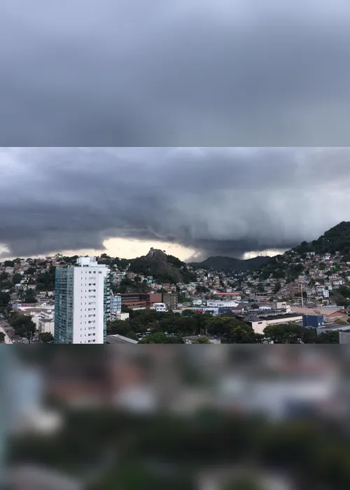 
          Imagem ilustrativa da imagem Céu encoberto, raios e ruas alagadas pela chuva na Grande Vitória
          