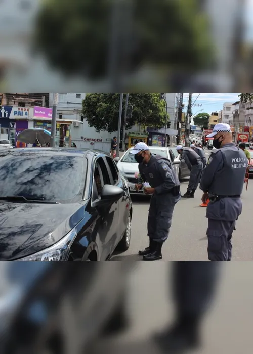 Imagem ilustrativa da imagem Blitz da homenagem: policiais distribuem rosas em homenagem ao dia da mulher