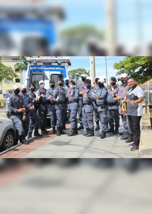 Imagem ilustrativa da imagem Blitz da homenagem: policiais distribuem rosas em homenagem ao dia da mulher