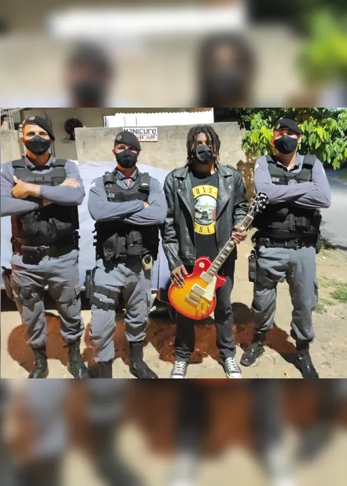 Imagem ilustrativa da imagem Policial toca guitarra após prender suspeito e vídeo viraliza