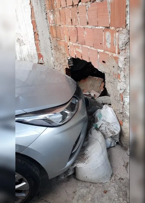 Imagem ilustrativa da imagem Bandidos roubam carro e muro de casa é destruído durante fuga em Vitória