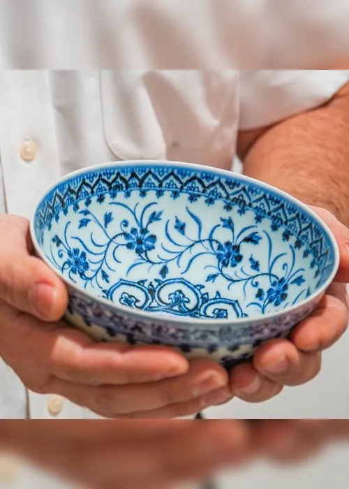Imagem ilustrativa da imagem Tigela chinesa comprada em garagem por R$ 192 é leiloada por R$ 3,9 milhões