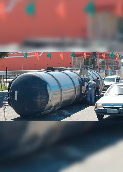 Imagem ilustrativa da imagem Tanque carregado com biodiesel tomba e interdita trecho da BR-101 na Serra
