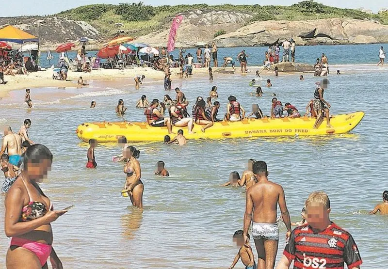 Banana Boat em área com muitos banhistas na Praia da Costa