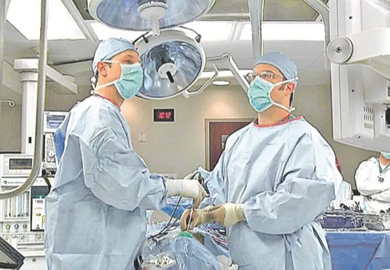 Médicos no centro cirúrgico: novos procedimentos vão ter cobertura garantida por planos de saúde a partir de abril