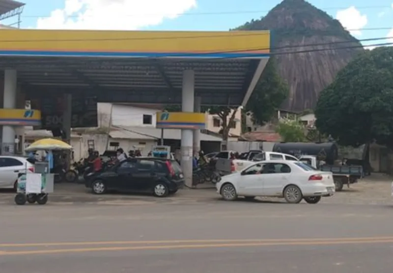 Com medo de lockdown, moradores de cidade capixaba fazem fila em postos de gasolina