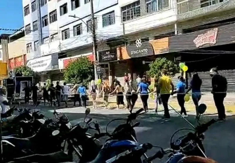 Durante o protesto, que começou por volta de 8h30, um grupo de mais de 100 comerciantes interrompeu o trânsito na Avenida Expedito Garcia, em Campo Grande, em Caricica