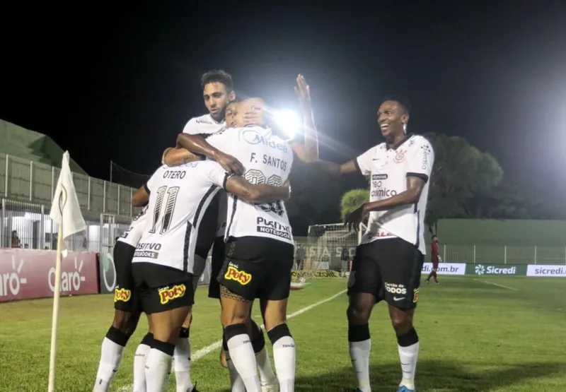 Jogadores do Corinthians comemoram vitória contra o Retrô