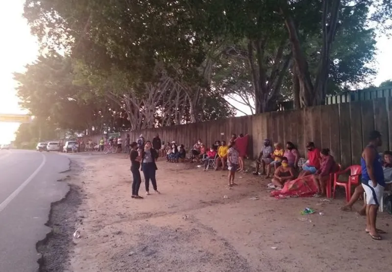 Moradores de Linhares passaram mais de 12 horas na fila para comprar gás de cozinha com desconto.