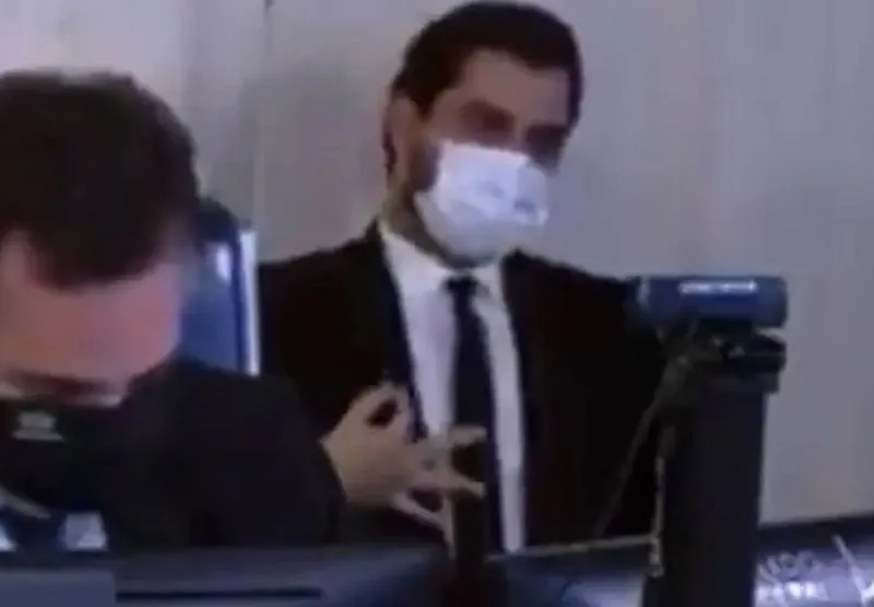 O assessor Filipe Martins fez um gesto considerado obsceno durante sessão quarta-feira, 24