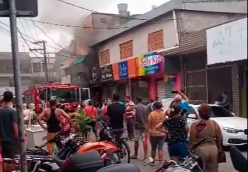 Incêndio chamou a atenção de pessoas nas ruas