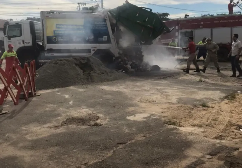 Fumaça saindo de caminhão coletor de lixo