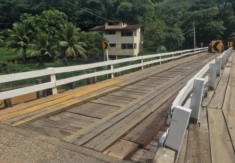 A estrutura de concreto da ponte foi comprometida pelas enchentes de 2020