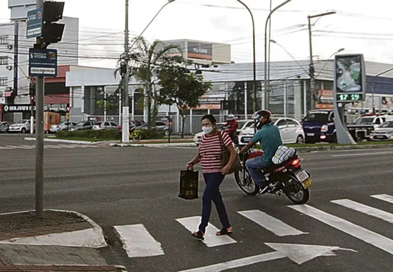 Motociclista que pilotava uma moto utilizada em uma autoescola é flagrado avançando o sinal vermelho na avenida Adalberto Simão Nader, em Vitória.