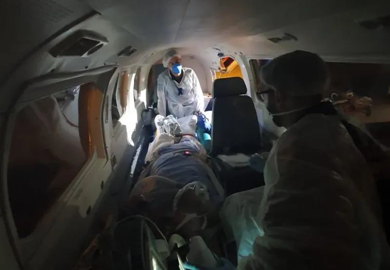 Equipe dentro da aeronave com paciente 