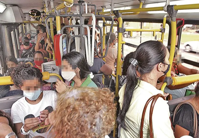 Passageiros em ônibus lotado na volta para casa, após o trabalho, na quarta-feira (03), por volta das 17h45, na avenida Reta da Penha, em Vitória.