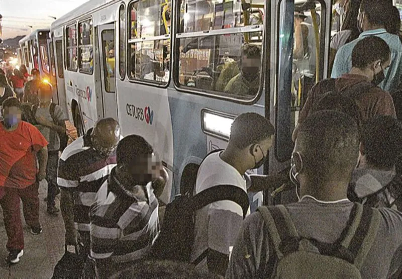 Passageiros em ponto de ônibus em Carapina, na Serra: denúncia de superlotação pode ser feita por aplicativo