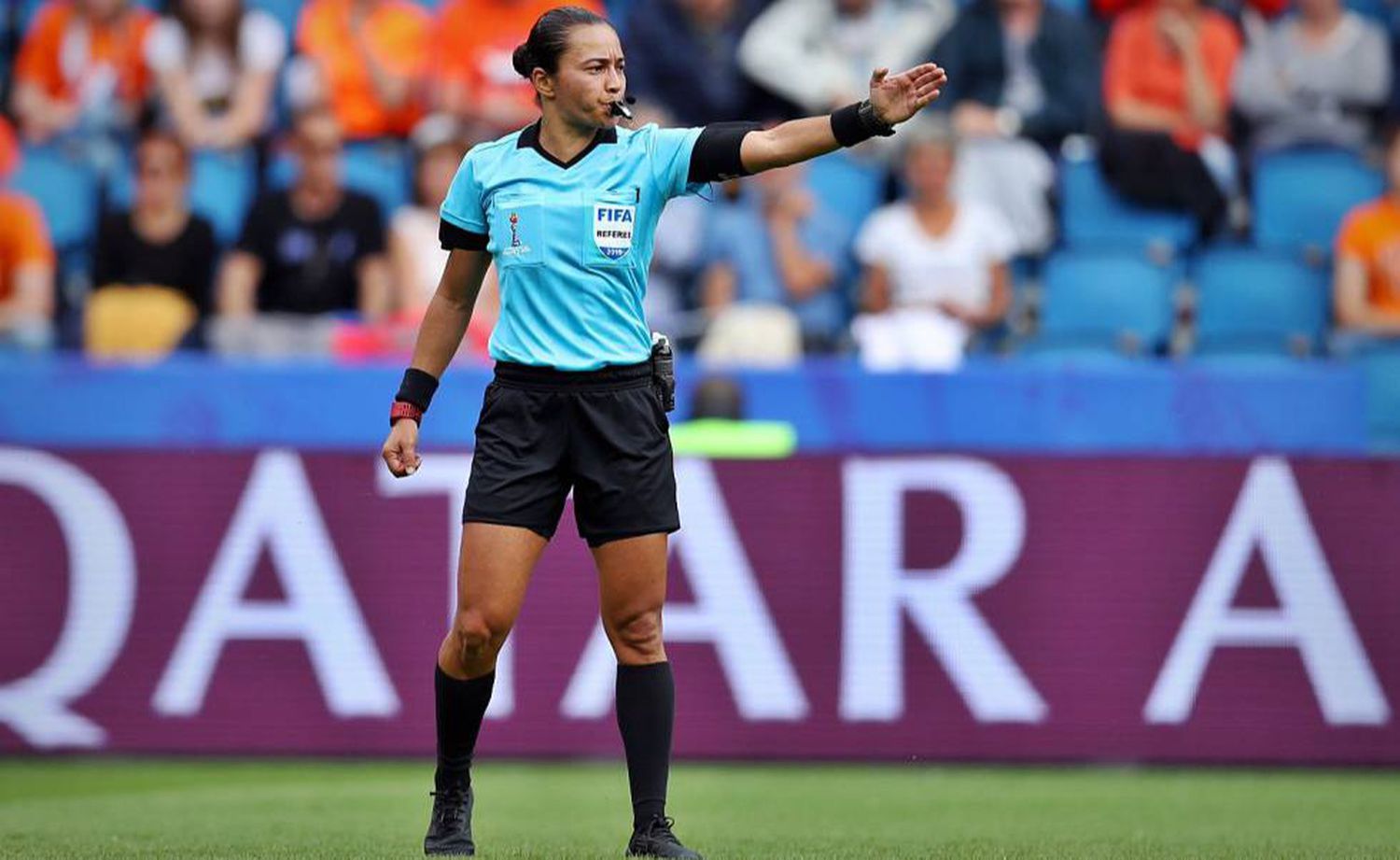 A árbitra Edina Alves apitou a última Copa do Mundo feminina, na França. (Foto: Rodrigo Corsi / FPF)