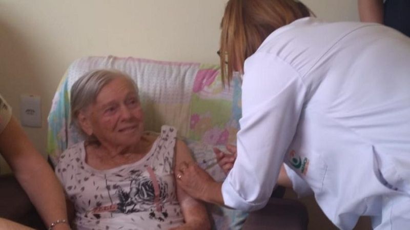 A mãe do presidente Jair Bolsonaro, Olinda Bunturi Bolsonaro, recebeu a segunda dose da vacina contra o novo coronavírus (Foto: Erik Moura/Divulgação/Prefeitura de Eldorado (SP))