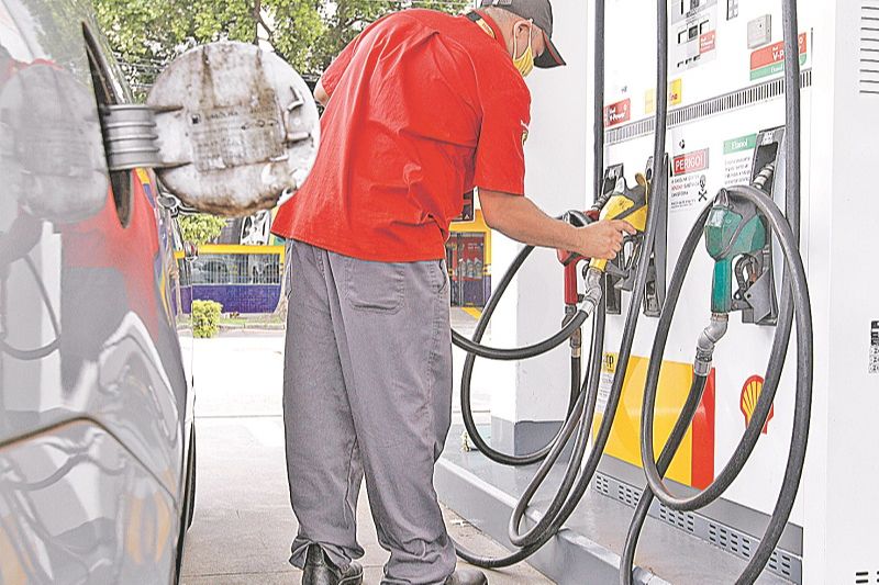 Abastecimento em posto: 5º aumento este ano fez governo subir imposto sobre bancos e zerar tributo federal (Foto: Leone Iglesias/AT - 18/02/2021)