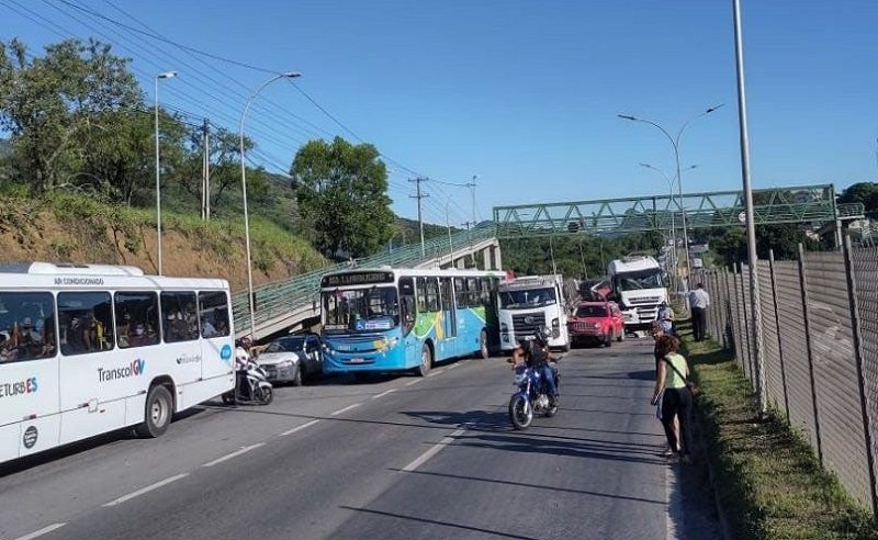 Acidente entre 4 veículos interditou a BR-101, na Serra. (Foto: Divulgação/PRF)