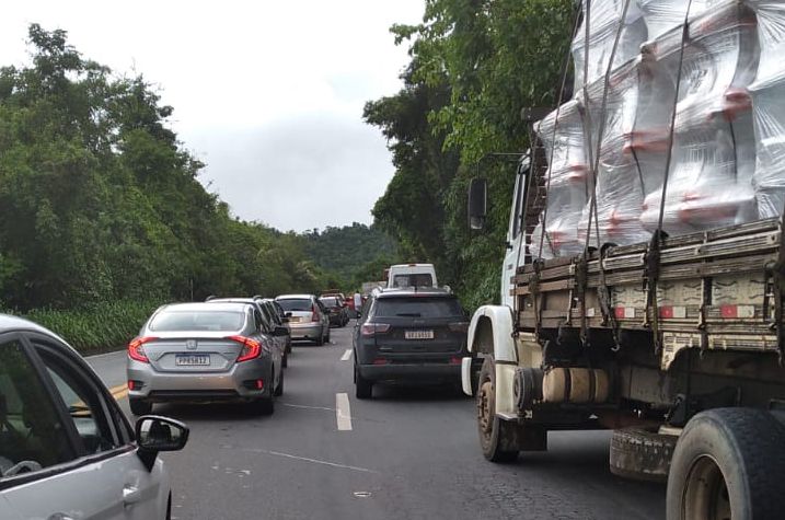 Acidente envolvendo três carros na Rodovia do Sol deixou trânsito parado na segunda-feira (8) (Foto: Divulgação / Alex Sandro Freitas)