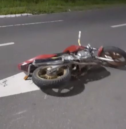 Motociclista foi arremessado para longe da moto com a colisão. (Foto: Reprodução)