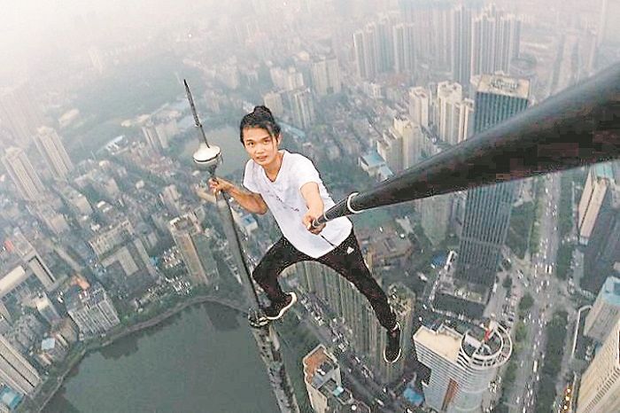 Wu Yongning tinha 26 anos quando caiu do 62º andar de um prédio e se tornou a vítima mais conhecida (Foto: Redes sociais)