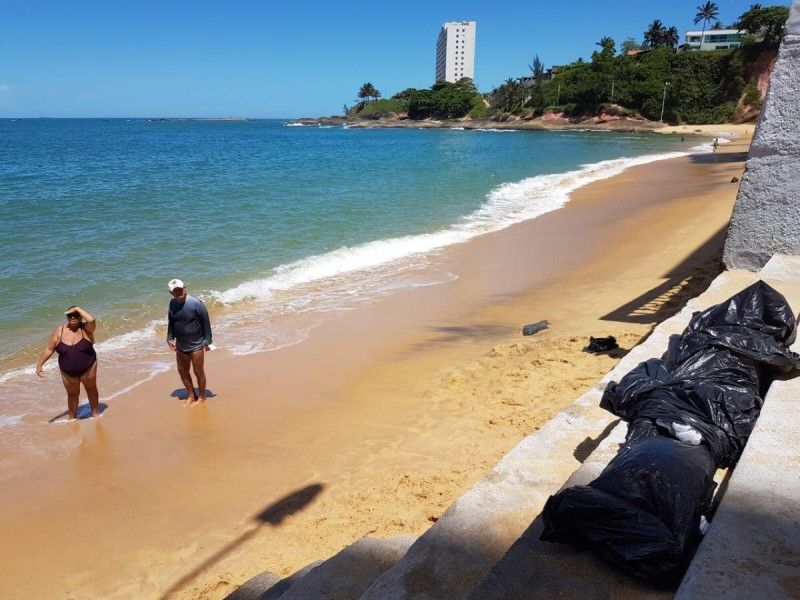 Corpo foi localizado na praia da Areia Preta em Guarapari. (Foto: Tell Miranda)