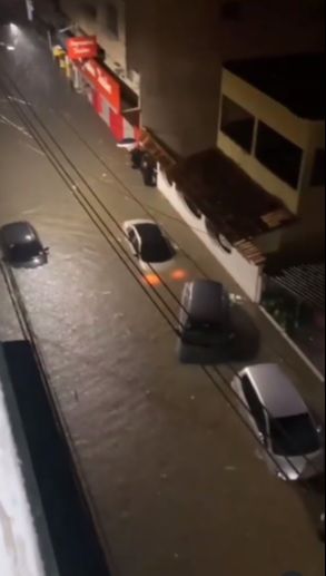 Carros submersos em rua do bairro Campo Grande (Foto: Reprodução de vídeo)