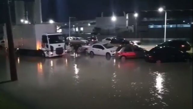 Alagamento em Civit I, na Serra. (Foto: Reprodução vídeo/Redes sociais)